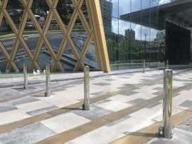 เสากั้นสแตนเลส ถอดออกได้ (PA-11SK-F00) จำนวน 12 ต้น และเสาดับบุหรี่ (Poi-7M) จำนวน 2 ต้น