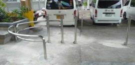 ราวกั้นมอเตอร์ไซค์ 2 ชุด, เสากั้นสแตนเลส แบบถอดออกได้ 10 ต้น